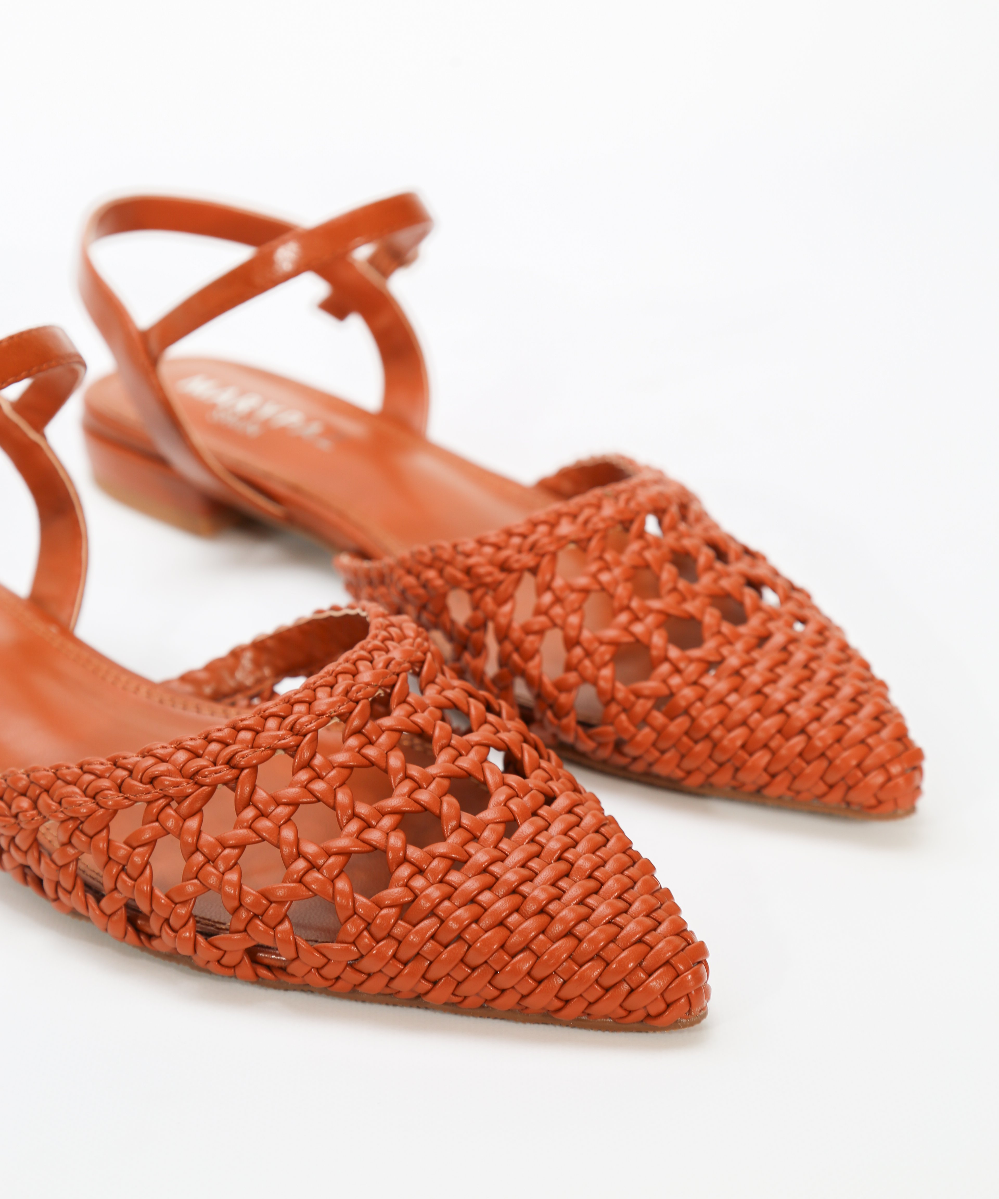 Sand&aacute;lia tran&ccedil;ada em bico fino image number null